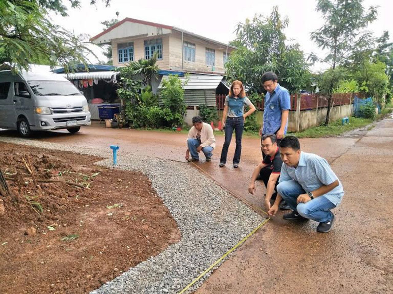 เจ้าหน้าที่ดำเนินงาน “ธนาคารน้ำใต้ดิน” ระบบปิด ริมถนนไร้คลอง บ้านดอนเชียงบานใหญ่ หมู่ที่ 13 ต.เชียงเครือ กำลังตรวจสอบบริเวณด้านบนพื้นดิน.