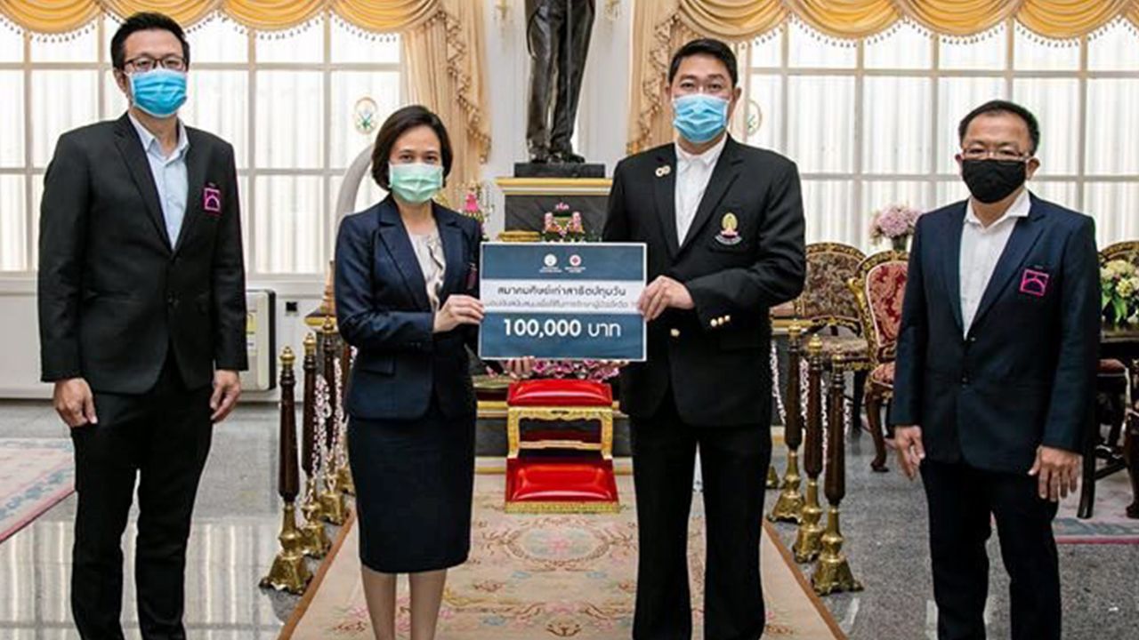 สาธิตปทุมวัน ผศ.นพ.นครินทร์ ศิริทรัพย์ ผู้ช่วยคณบดี คณะแพทยศาสตร์ จุฬา รับมอบเงินจำนวน 100,000 บาท จากผู้แทน สมาคมศิษย์เก่าสาธิตปทุมวัน เพื่อสนับสนุนการจัดซื้ออุปกรณ์ทางการแพทย์นำไปช่วยเหลือและป้องกันการแพร่ระบาดเชื้อไวรัสโควิด-19 ที่ รพ.จุฬาลงกรณ์ วันก่อน.