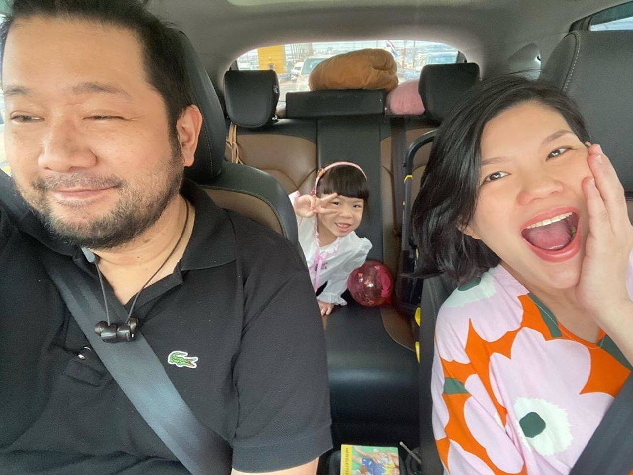 บอย-ตุ๊กตา และน้องชื่นใจ ขอบคุณภาพจากไอจี @bayfridoy