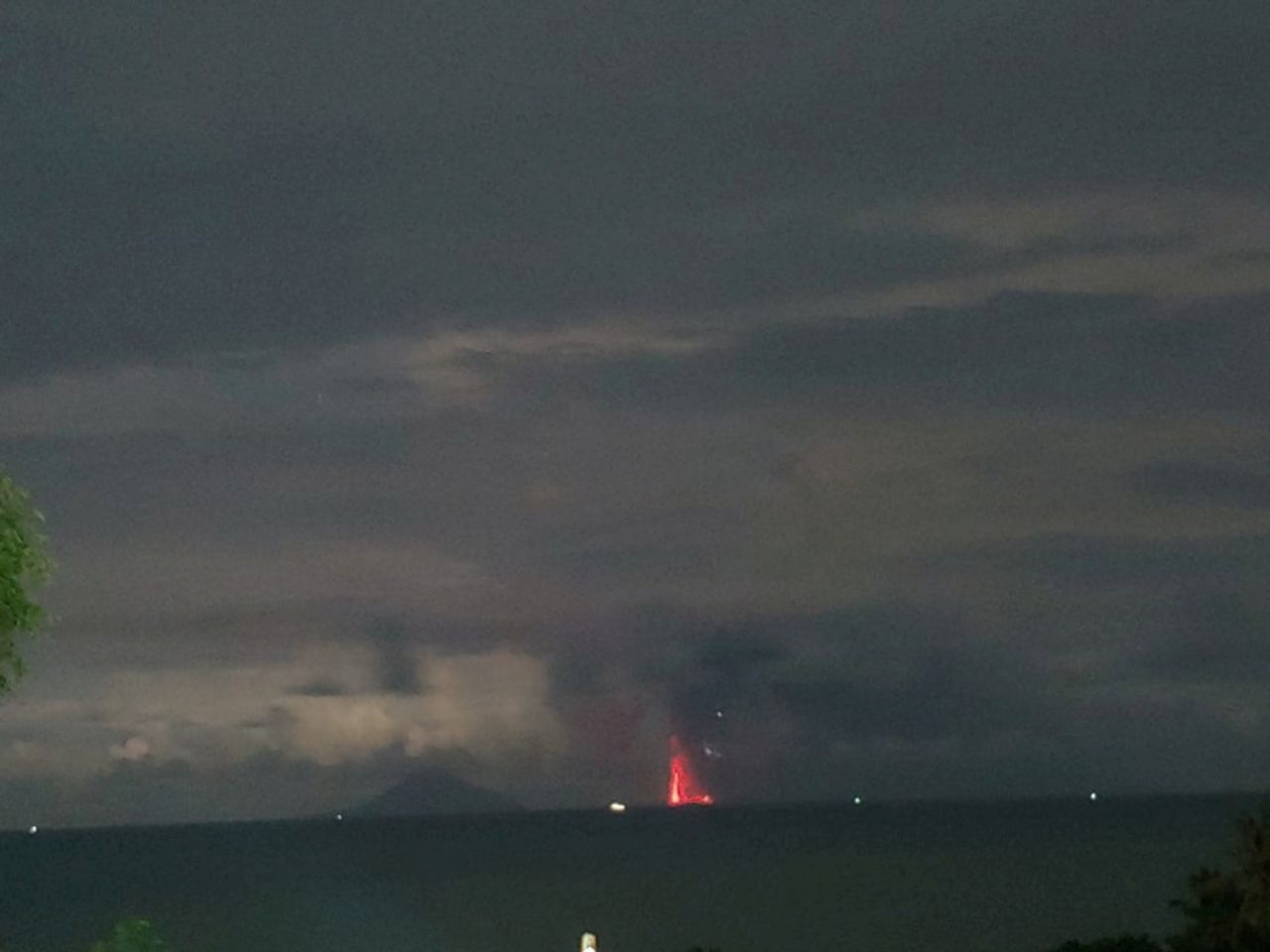 ภูเขาไฟกรากะตัว ในอินโดนีเซีย ปะทุครั้งใหม่เมื่อคืนวันที่ 10 เมษายน 63 