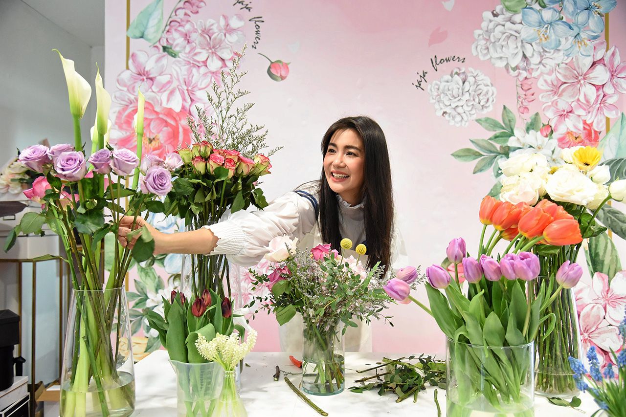 เอื้อมให้สุดหยุดที่ดอกม่วงๆ.