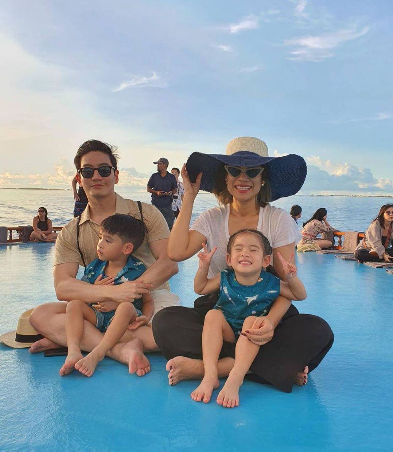 หมอโอ๊ค-โอปอล์ และ น้องอลิน-น้องอลัน ขอบคุณภาพจากไอจี @oak_smith