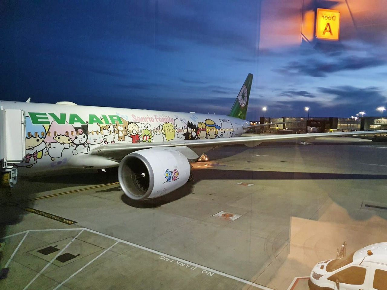 เครื่องบินของสายการบิน EVA AIR ที่ได้รับการติดต่อให้รับคนไทยที่ติดค้าง อยู่ในสหราชอาณาจักร จำนวน 264 คน กลับประเทศไทย จากสนามบินฮีทโธรว์ กรุงลอนดอน โดยคิดค่าโดยสารราคาพิเศษในช่วงวิกฤติโควิด-19.