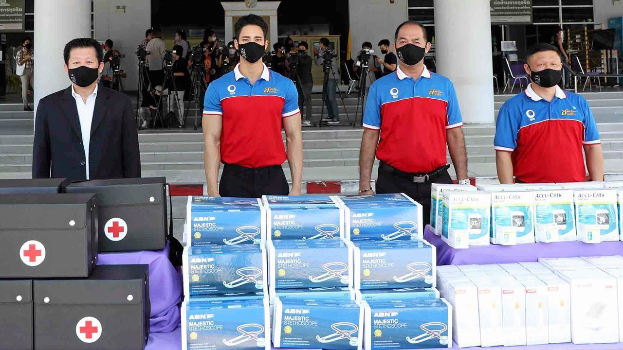 สู้ไปด้วยกัน  -  ยุทธพงษ์ ศรีวงศ์จรรยา ประธานกรรมการ บริษัท ไฮเวย์ จำกัด พร้อม เด่นคุณ งามเนตร พรีเซนเตอร์สมหวังเงินสั่งได้ เป็นตัวแทนส่งมอบอุปกรณ์ Medical Kits ในกิจกรรม “สมหวังฯ ยังชีพ สู้ภัยโควิด-19” ให้กับ นพ.ธเรศ กรัษนัยรวิวงค์ อธิบดีกรมสนับสนุนบริการสุขภาพ ที่กระทรวงสาธารณสุข วันก่อน.