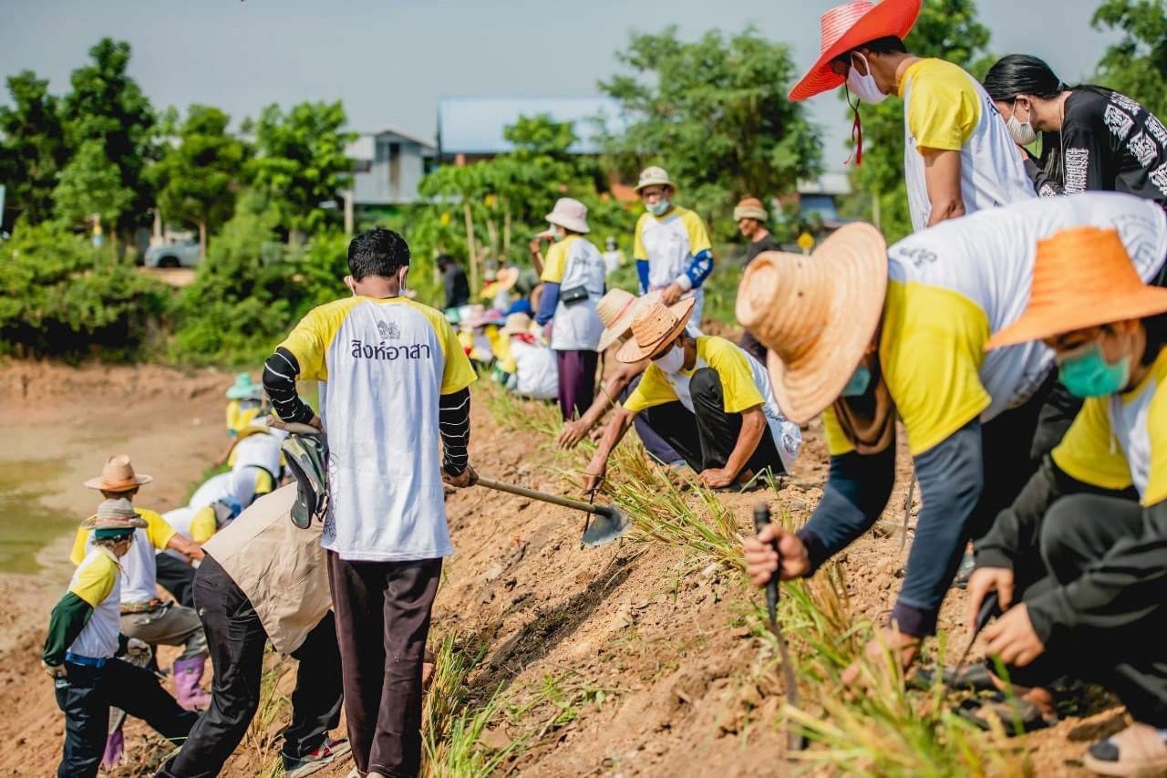 ชาวบ้านร่วมกับ นักศึกษาเครือข่าย “สิงห์อาสา” ช่วยกันขุดบ่อน้ำขนาดใหญ่ ที่บ้านโนนสวรรค์ใหม่ ต.ภูเหล็ก อ.บ้านไผ่ จ.ขอนแก่น สำรองน้ำใช้ในการเกษตร.