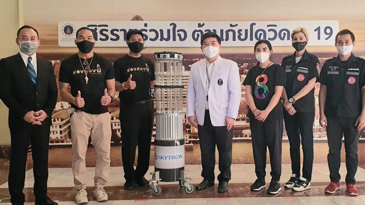 มอบหุ่น ช่อง 8 โดยรายการ “ช่องส่องผี” บ๊วย-เชษฐวุฒิ วัชรคุณ, อ.เรนนี่-สุระประภา คำขจร และ อ.เจมส์-ศราวุฒิ วรพัทธ์ทวีโชติ พร้อมด้วย วรรณษา ทองวิเศษ ร่วมส่งมอบหุ่นยนต์ฆ่าเชื้อพลังงานแสง UVC มูลค่า 2.5 ล้านบาท จำนวน 1 เครื่อง ให้กับโรงพยาบาลศิริราช โดยมี รศ.ดร.นายแพทย์ยงยุทธ ศิริวัฒนอักษร เป็นตัวแทนในการรับมอบ.