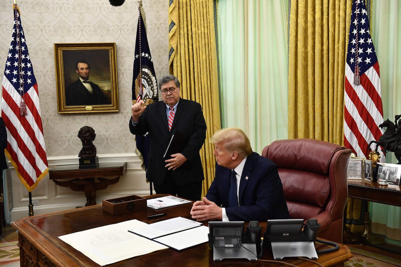 นายทรัมป์ลงนามคำสั่งพิเศษ ที่ห้องทำงานรูปไข่ ในทำเนียบขาว