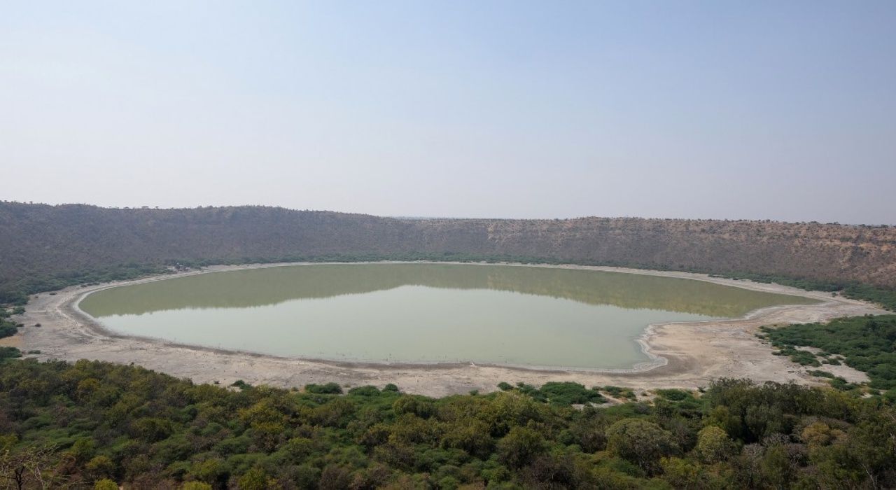 ทะเลสาบโลนาร์ ขณะที่น้ำในทะเลสาบยังมีสีปกติ