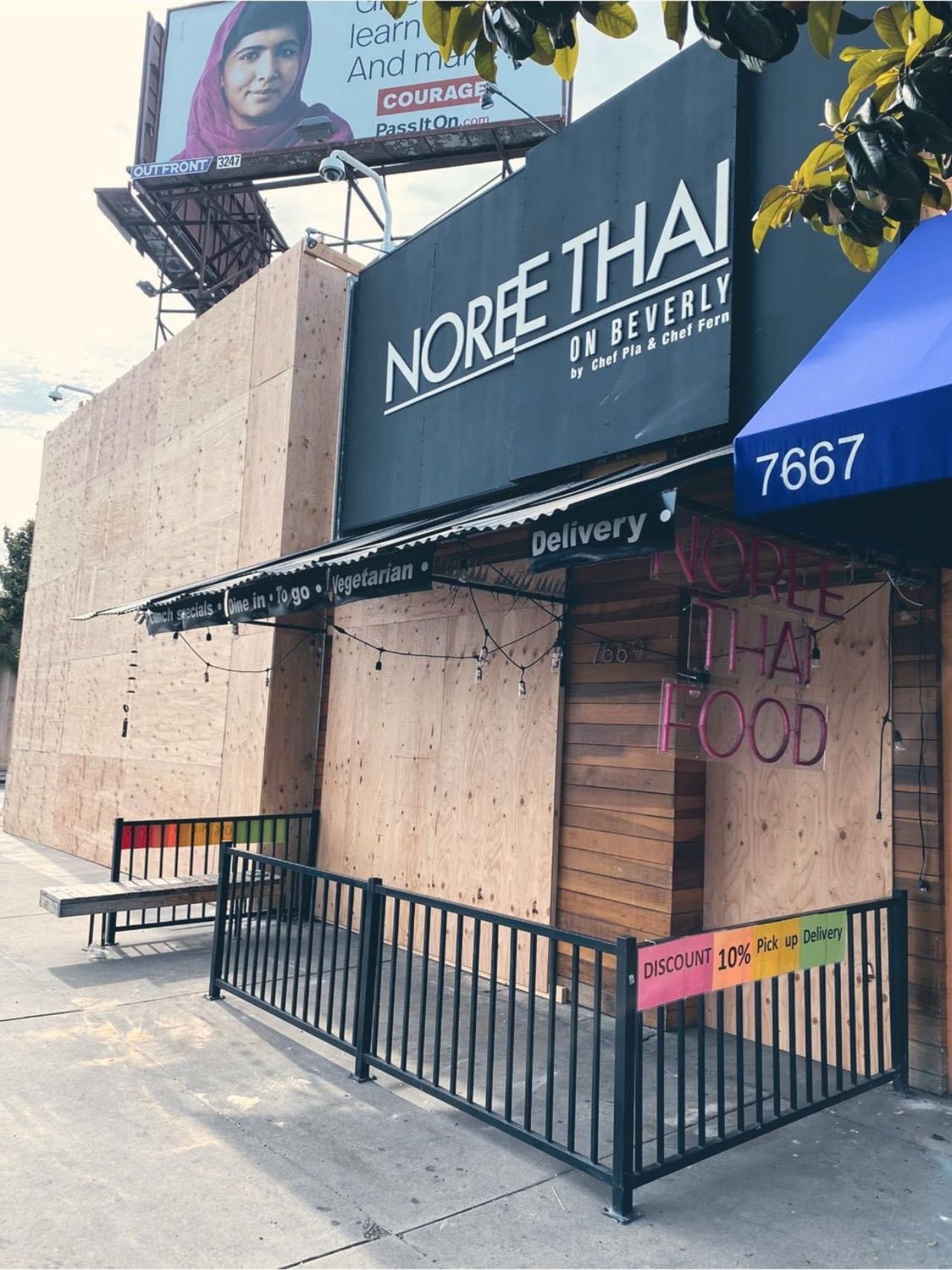 ภาพ FB : Nore Pla ร้านอาหารไทยที่แอลเอ ต้องปิดหนีประท้วง