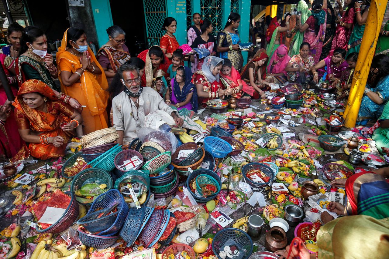 ชาวอินเดียในเมืองอาห์เมดาบัดประกอบพิธีในเทศกาล Vat Savitri festiva ฉลองวันพระจันทร์เต็มดวง เมื่อ 5 มิ.ย.63 ท่ามกลางสถานการณ์โควิด-19ระบาดหนัก