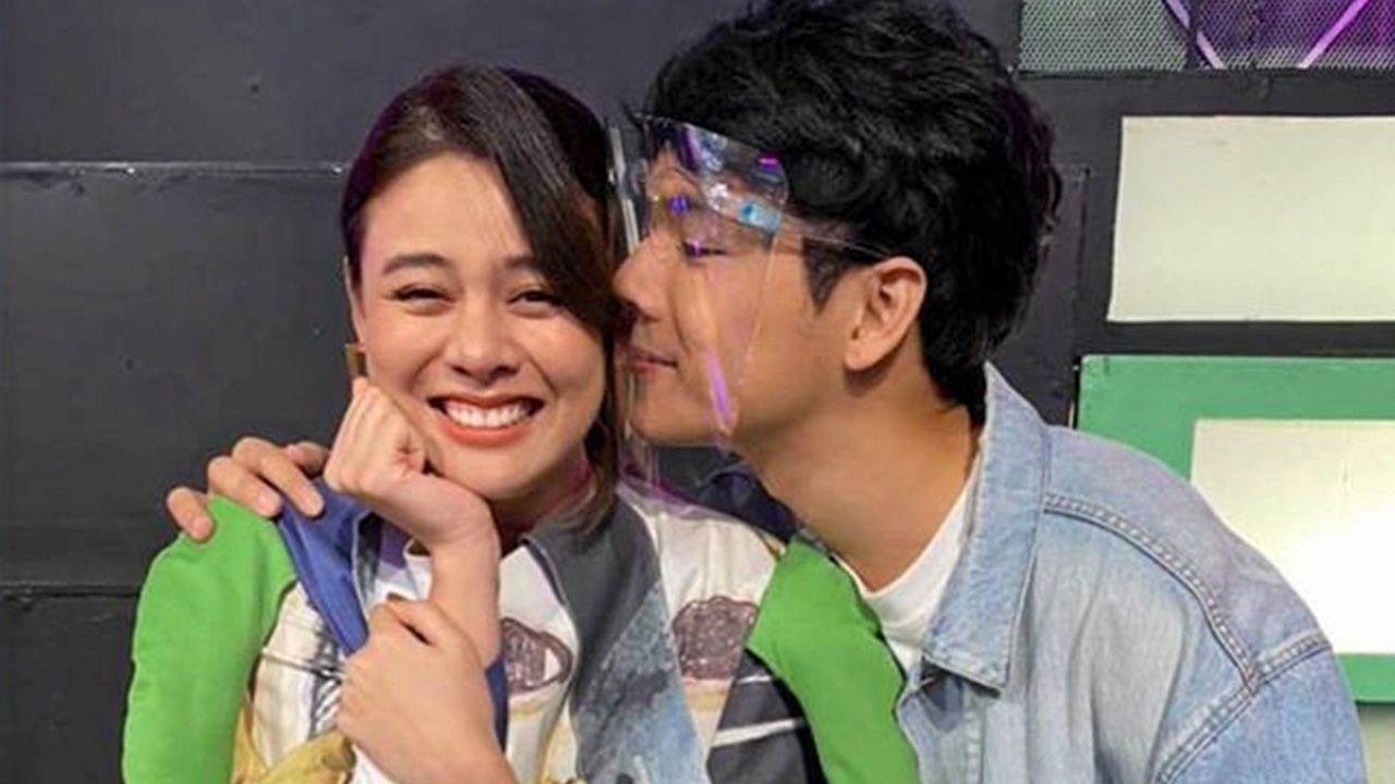 เห็นภาพ นิกกี้-ณฉัตร ขโมยหอมแก้ม ใบเฟิร์น ใน IG งานนี้พ่อ จตุรงค์ โพธาราม โกรธควันออกหูประกาศลั่น ถ้าลูกสาวจะเลือก “ไอ้นิกกี้” เอา “ไอ้แจ็ค แฟนฉัน” ดีกว่า...อ่า ถามลูกก่อนดีมั้ย.