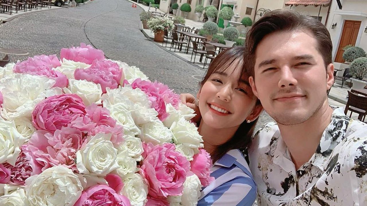 วันเกิดมีปีละครั้ง มิกค์ ทองระย้า เลยตั้งอกตั้งใจสั่งดอกไม้ช่อใหญ่แล้วขับรถไปมอบให้ โบว์-เมลดา ถึงบ้าน เจ้าของวันเกิดก็เลยโพสต์ภาพพร้อมใส่อีโมจิรูปหัวใจ...แหม ก็บอกไปเลยว่ารัก คริๆ.