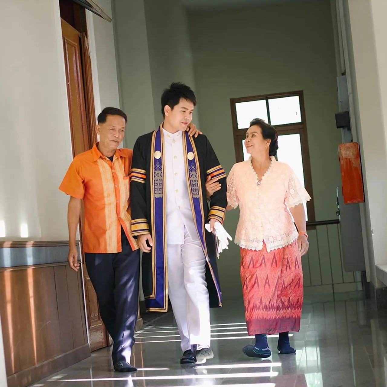 แม่และพ่อ ผู้อยู่เบื้องหลังความสำเร็จของ "ครูเอ็ม" ทั้งสองเดินหยอดน้ำยางวันละหลายกิโล ส่งลูกจนเรียนจบ โดยไม่ให้ลูกยืมเงินเรียนเเม้เเต่บาทเดียว