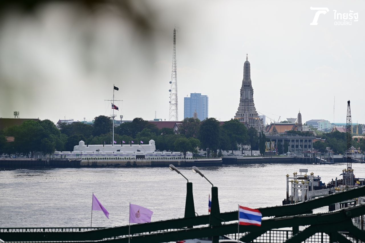 มองข้ามเจ้าพระยาไป ตรงข้ามกองทัพเรือ 