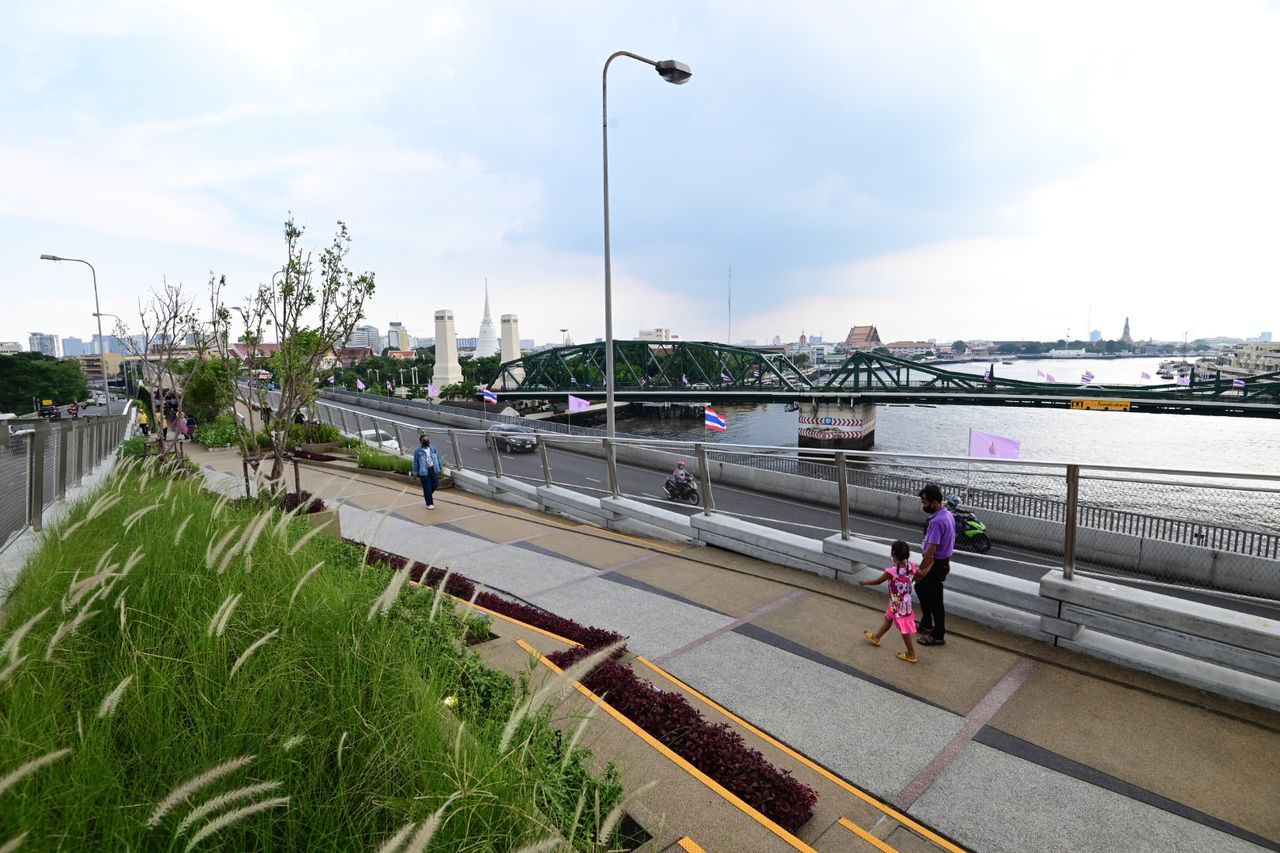 ว่างๆ น่าหาโอกาสไปเดินเล่น เห็นวิวสวย ทั้งแม่น้ำเจ้าพระยา และ สะพานทั้ง 2 สะพาน 