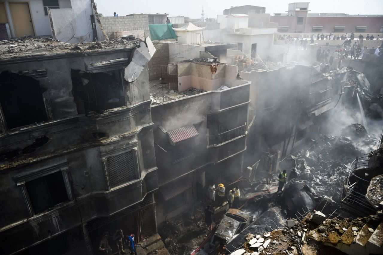 สภาพความเสียหายหลังเครื่องบินโดยสารปากีสถาน อินเตอร์เนชั่นแนล แอร์ไลน์ ตกใส่ย่านชุมชน ใกล้สนามบินในนครการาจี เมื่อ 22พ.ค.63