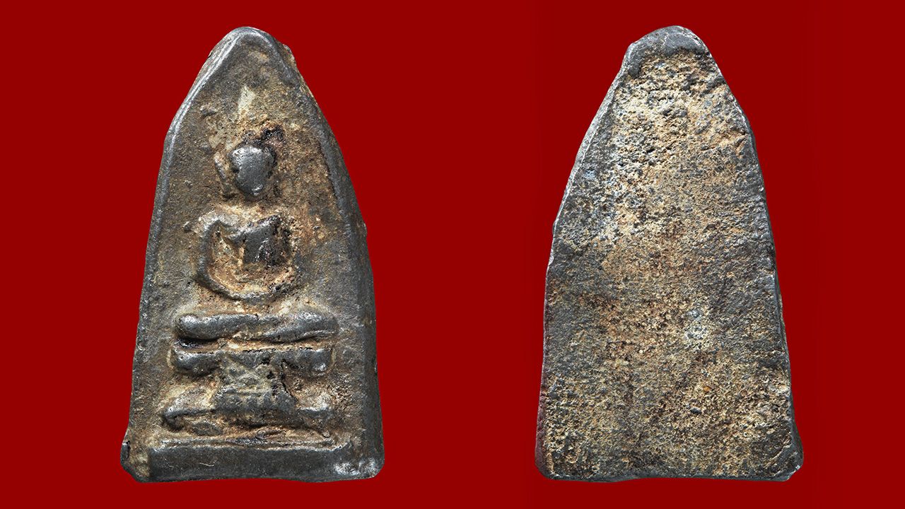 พระพิมพ์กลีบบัวเล็ก เนื้อตะกั่ว (ลงถม) วัดสามปลื้ม ของ ดร.ณัฐธัญ มณีรัตน์.