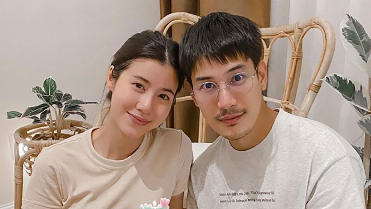 ยืนคู่ท่ามกลาง ดงต้นไม้ แต่ เคน-ภูภูมิ กับ เอสเธอร์ ทำให้แฟนๆ นึกว่าหลงอยู่ “ดงดอกรัก” กับแคปชัน “สุขกายเมื่ออยู่กับต้นไม้ เเต่สุขใจเมื่ออยู่กับเธอ” ที่ เอสเธอร์ เขียน มันหวานมาก.