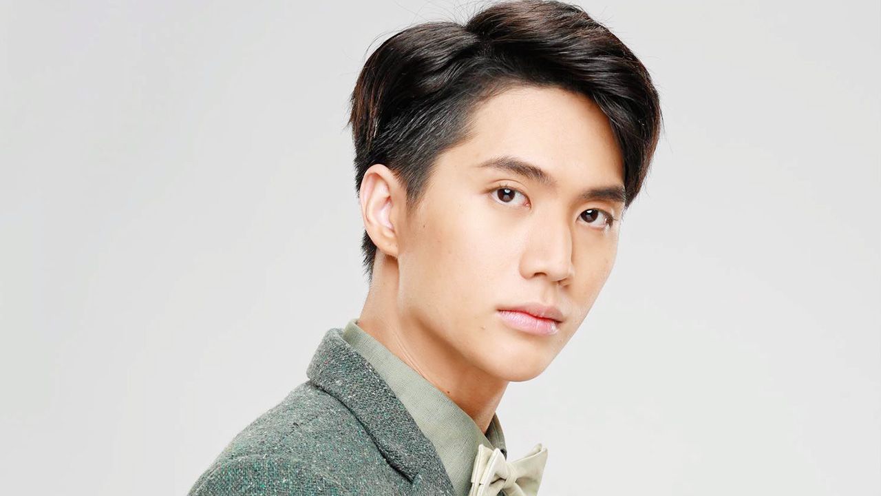 ถึงโดนทาตัวดำกดออร่าคุณหนู อิน-สาริน ในละคร “ฟากฟ้าคีรีดาว” ช่อง3 แต่ก็ไม่ทำให้ผิวเสียหน้าโทรมซักนิดเพราะมากองแต่ละที อิน พกกระเป๋าดูแลความหล่อ 3 ใบเบาๆเอ๊ง...