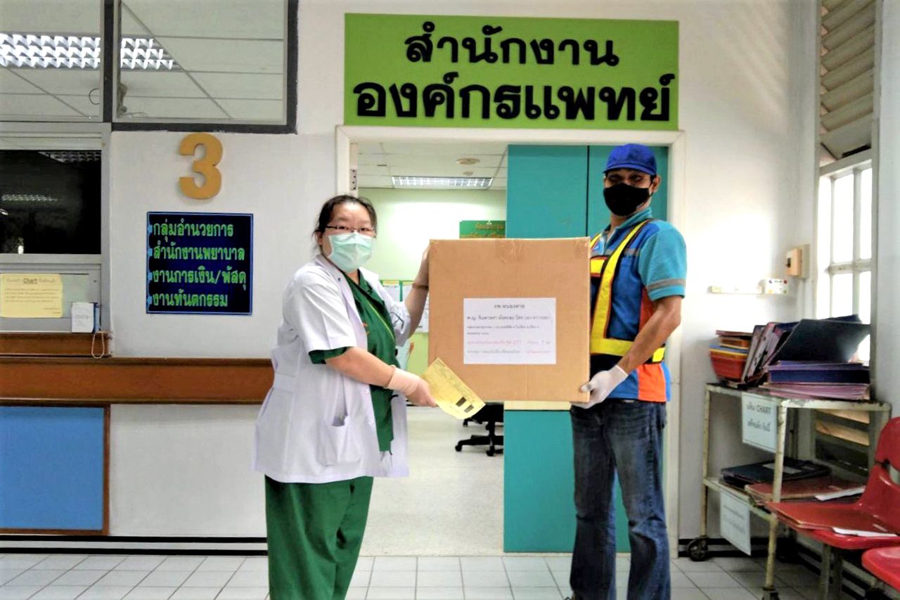 เอสซีจี โลจิสติกส์ และกลุ่มจิตอาสาเฉพาะกิจ อดีตสโมสรนิสิตจุฬาฯ มอบ “กล่องกันเชื้อเพื่อหมอไทย”.