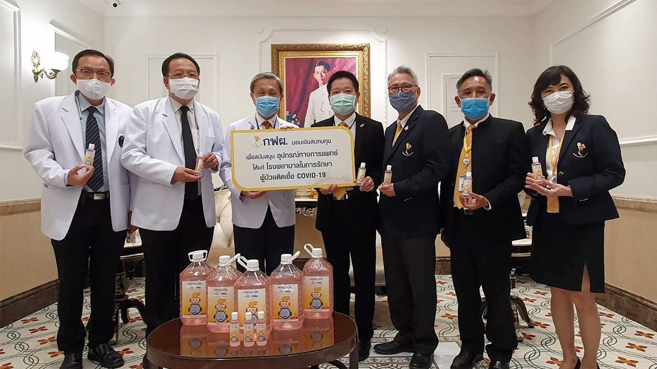 บริจาค สุทธิชัย จูประเสริฐพร รองผู้ว่าการ กฟผ. มอบเงินสมทบทุนให้แก่ ศ.นพ.ประสิทธิ์ วัฒนาภา เพื่อสนับสนุนอุปกรณ์ทางการแพทย์สำหรับรักษาผู้ป่วย Covid-19 โดยมี รศ.นพ.เชิดชัย นพมณีจำรัสเลิศ และ รศ.นพ.วิศิษฏ์ วามวาณิชย์ มาร่วมรับมอบด้วย ที่ รพ.ศิริราช วันก่อน.