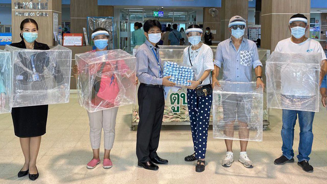 เจ๋งมาก เสก ศรีแสงไทยสุข และ ดร.ภาดาภัสสรณ์ ภาดาพิลาสธานันทร์ พร้อมกลุ่มเพื่อน มอบกล่องป้องกัน covid-19 และหน้ากากชิลด์ใส 1,500 อัน ให้แก่ มงคล เฟื่องมงคล เพื่อนำไปใช้ทางการแพทย์ในการช่วยเหลือดูแลรักษาผู้ป่วย ที่โรงพยาบาลพระนารายณ์มหาราช จ.ลพบุรี วันก่อน.