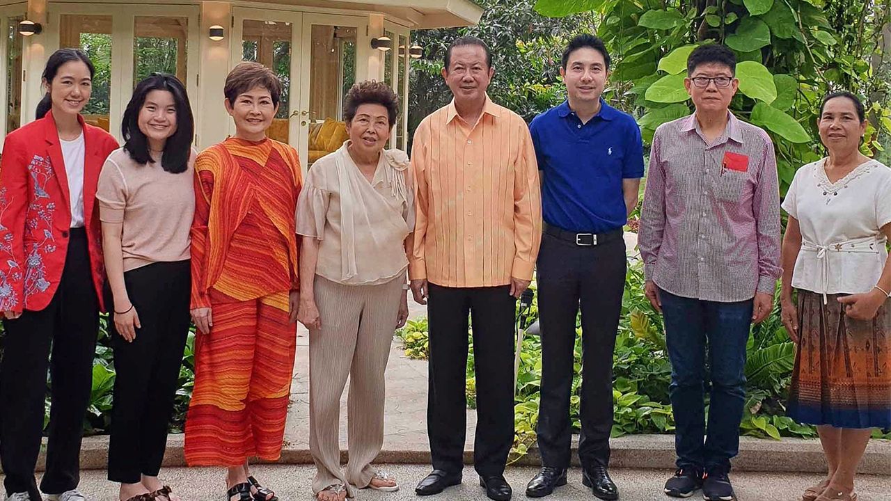 วันทำบุญ สนั่น-คุณหญิงณัฐิกา อังอุบลกุล จัดพิธีทำบุญเลี้ยงพระเพื่อเสริมความเป็นสิริมงคล โดยมี จรรย์สมร วัธนเวคิน, ดร.การัณย์ อังอุบลกุล, ปิยะพร อังอุบลกุล, นิธินันท์ อังอุบลกุล และ กฤษาฎา ธรรมวิริยกุล มาร่วมในพิธีด้วย ที่บ้าน สณ. ถนนวิภาวดีรังสิต วันก่อน.