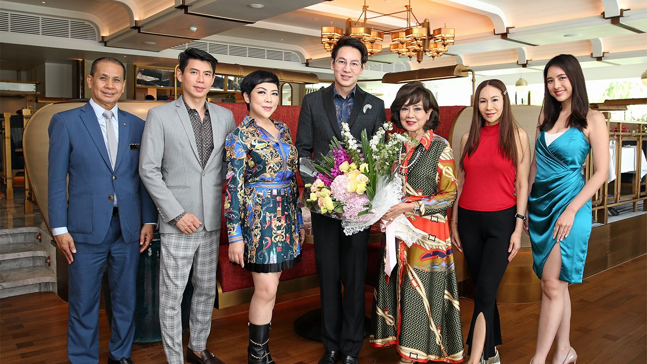 แฮปปี้เบิร์ธเดย์ วี มาร์, วสวัตติ์ วัฒนาศิริสมบัติ, ศศิวิมล ดารารัตนโรจน์, ปิยมาลา ดำริกาญจน์, สิรีธร ลีห์อร่ามวัฒน์ และ กฤษ สุบรรณรัตน์ มาร่วมอวยพรในงานเลี้ยงฉลอง วันเกิดของ นพ.ปรัชญ์ พึ่งเจษฎา ที่ห้องอาหารลอร์ดจิมส์ โรงแรมแมนดาริน โอเรียนเต็ล วันก่อน.