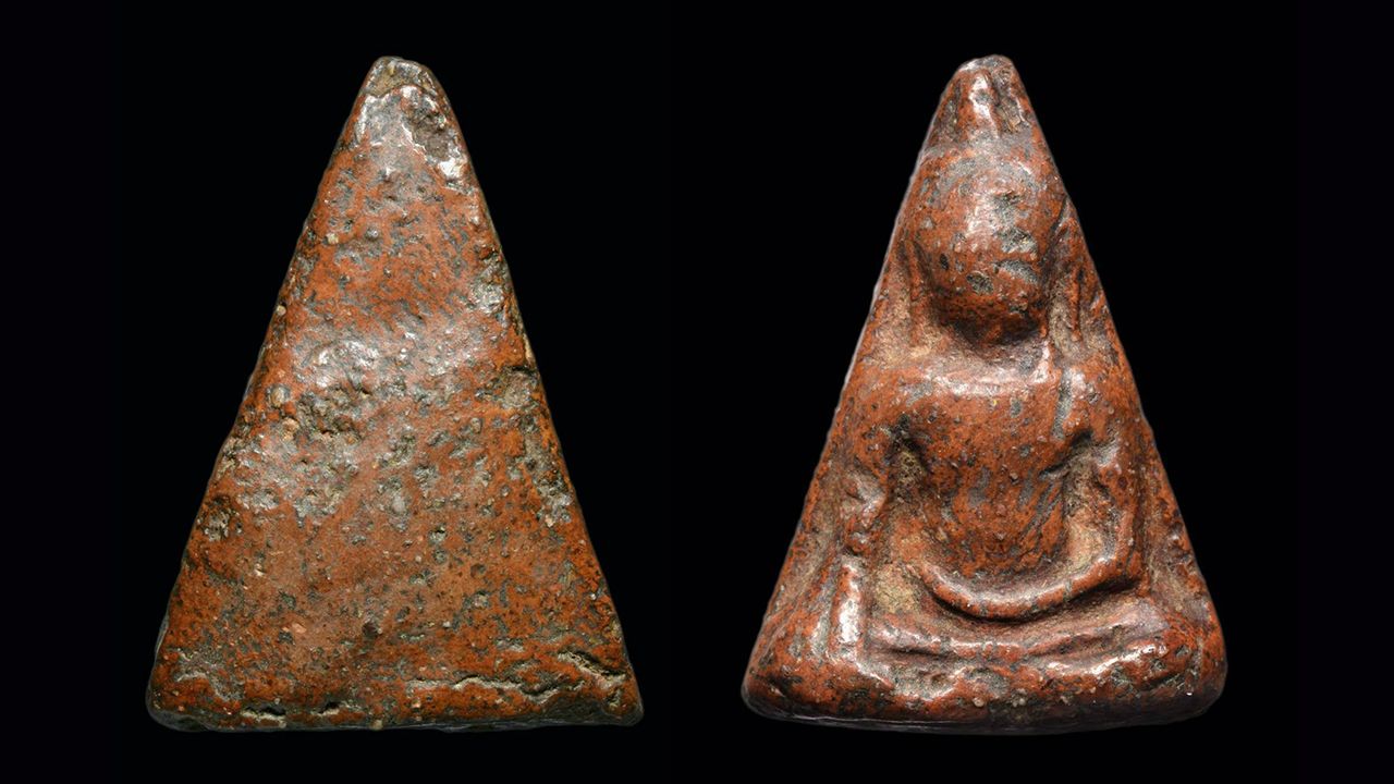 พระนางพญา พิมพ์เข่าโค้ง วัดนางพญา พิษณุโลก ของ วิรัตน์ กังวานวาณิชย์กุล.