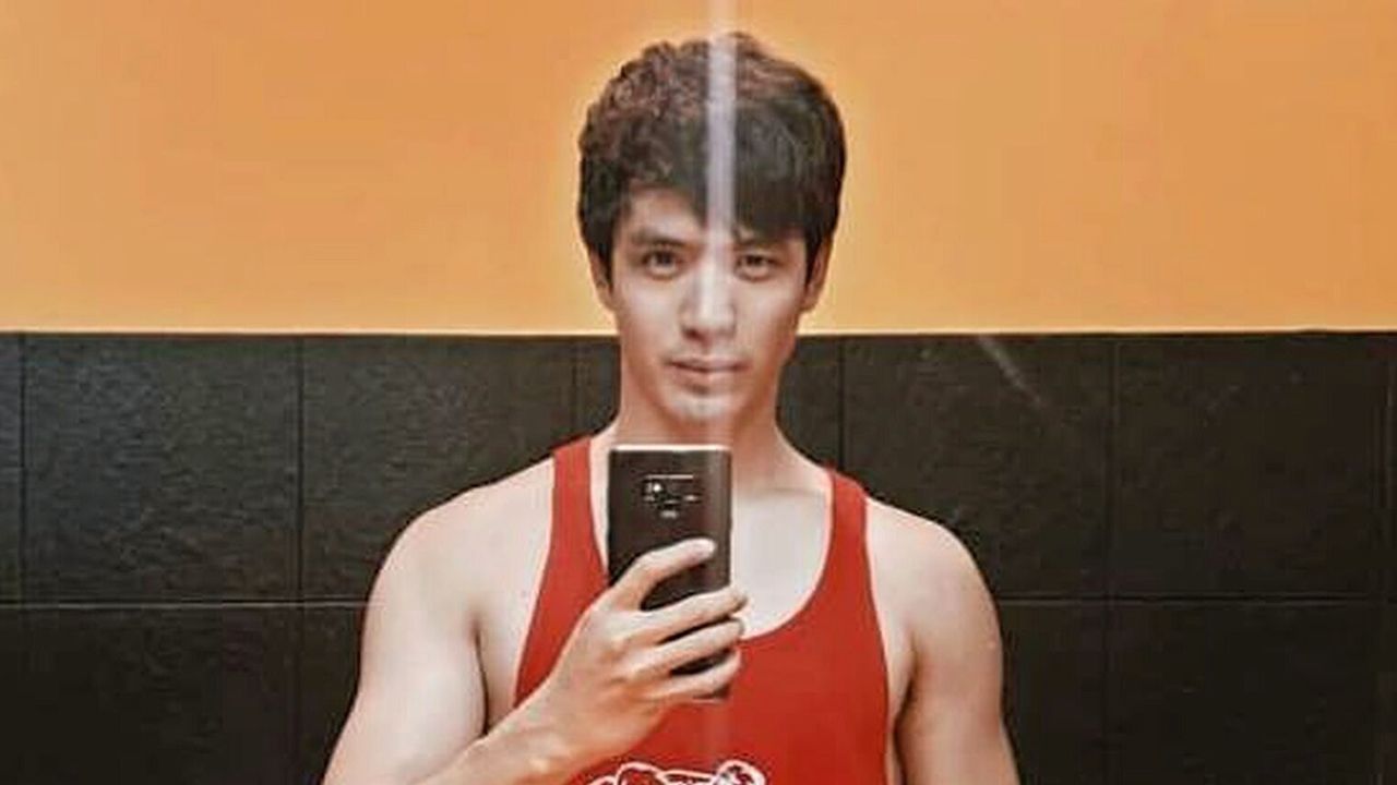หยุดเชื้อเพื่อชาติ กองถ่ายละคร “รักแลกภพ” หยุดถ่ายทำนับเดือน ฟิล์ม–ธนภัทร ว่างฟิตหุ่นโชว์กล้ามแขนแน่นๆเรียกน้ำย่อย ถอดของจริงให้ดูในละครใช่ป๊ะ?