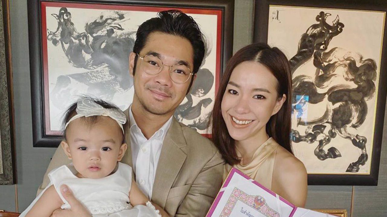 ควงกันไปจด ทะเบียน หลังจากแต่งงานมาปีกว่า ป้อ–สารชา บอกเลยว่า เนม–ปราการ ไรวา “สัญญาแล้วว่าจะไม่ทำให้เสียใจ ถ้าร้องไห้เมื่อไหร่ให้ต่อยแว่นแตก” หึหึ.