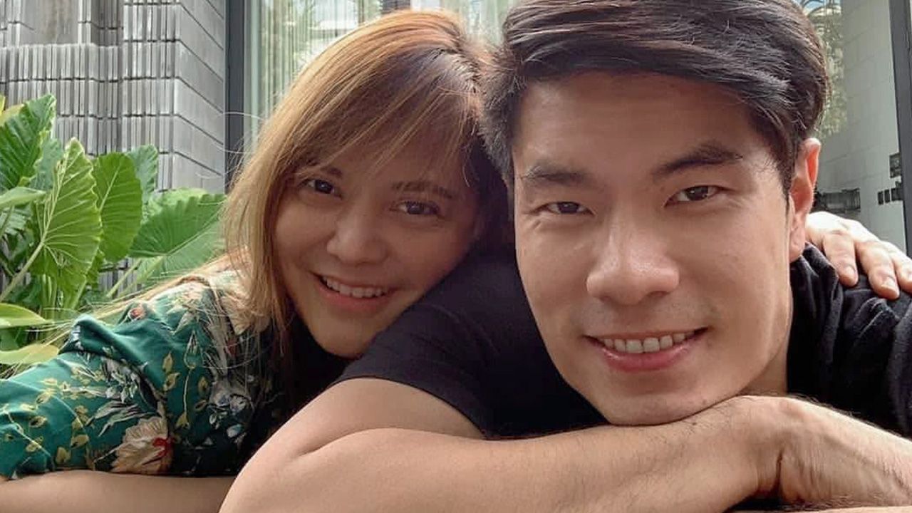 อยู่บ้าน เพื่อชาติ! พิม–พิมพ์มาดา ไม่มีเบื่อ เชฟฟาง จัดปิกนิกที่ท่าน้ำที่บ้านให้ พร้อมเปิดเตาปิ้งย่างให้หม่ำ มีแฟนเป็นเชฟ ในขณะที่ร้านอาหารปิด นาทีนี้ น่าอิจฉาสุดๆ.