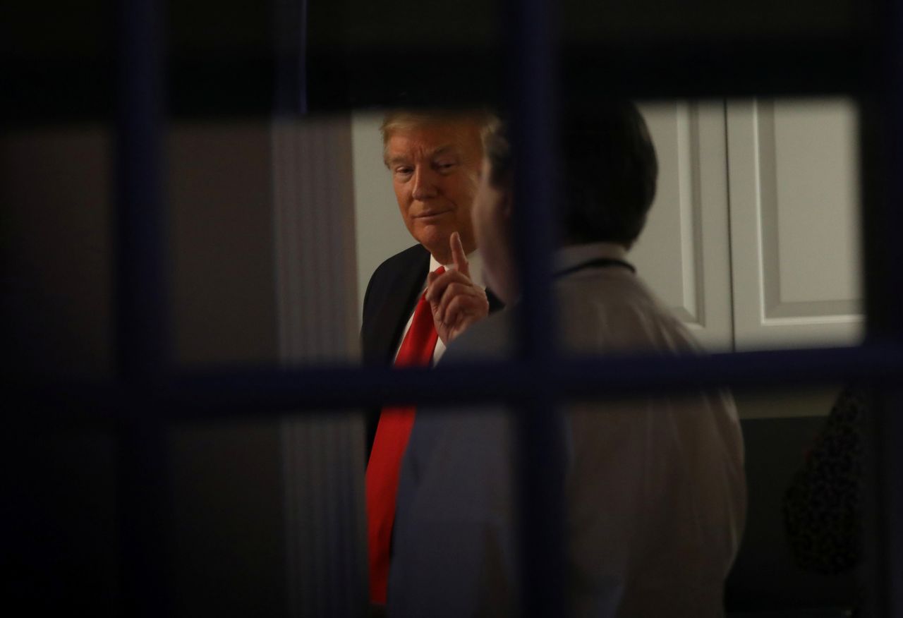 ประธานาธิบดีโดนัลด์ ทรัมป์ หารือกับทีมเจ้าหน้าที่ชุดปฏิบัติภารกิจรับมือเชื้อโควิด-19 ในห้องทำงานที่ทำเนียบขาว