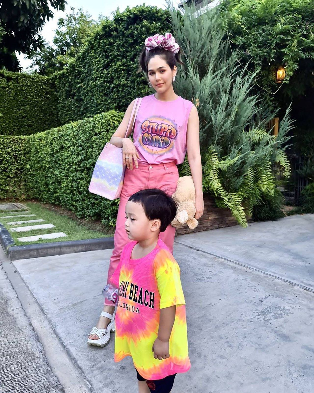 ชมพู่-น้องพายุ ขอบคุณภาพจากไอจี @chomismaterialgirl