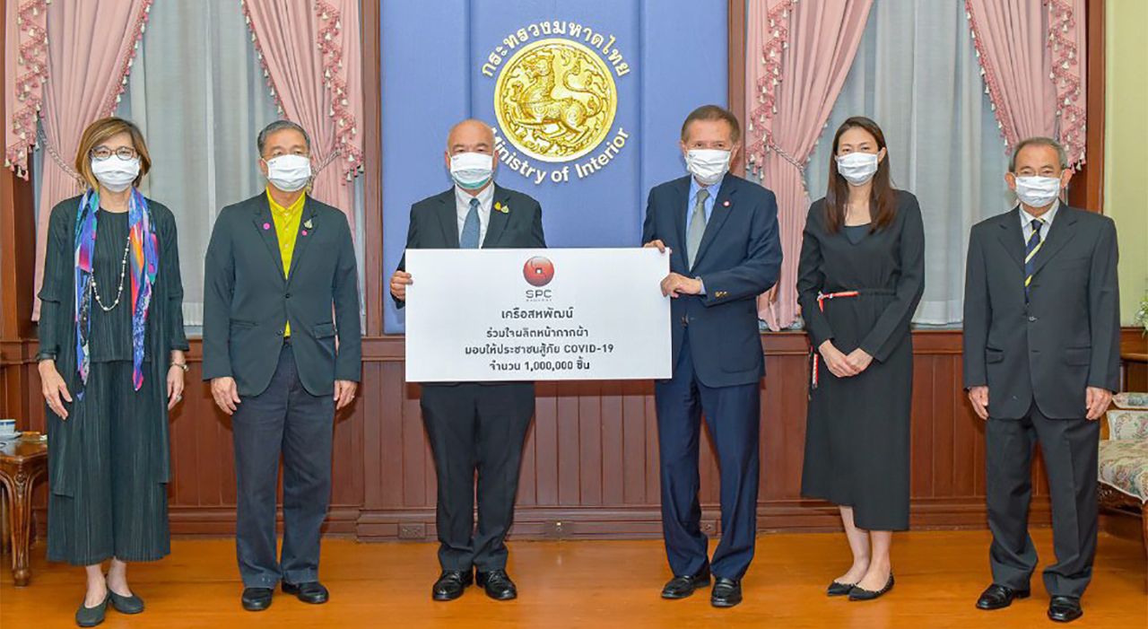 หนึ่งล้านชิ้น บุญชัย โชควัฒนา ปธ.กก.บ.สหพัฒนพิบูล มอบหน้ากากอนามัยผ้าจำนวน 1 ล้านชิ้น ให้แก่ ฉัตรชัย พรหมเลิศ ปลัดกระทรวงมหาดไทย และ ธนาคม จงจิระ อธิบดีกรมการปกครอง เพื่อนำไปแจกจ่ายให้ประชาชนป้องกันการแพร่ระบาดไวรัสโควิด-19 ที่กระทรวงมหาดไทย วันก่อน.