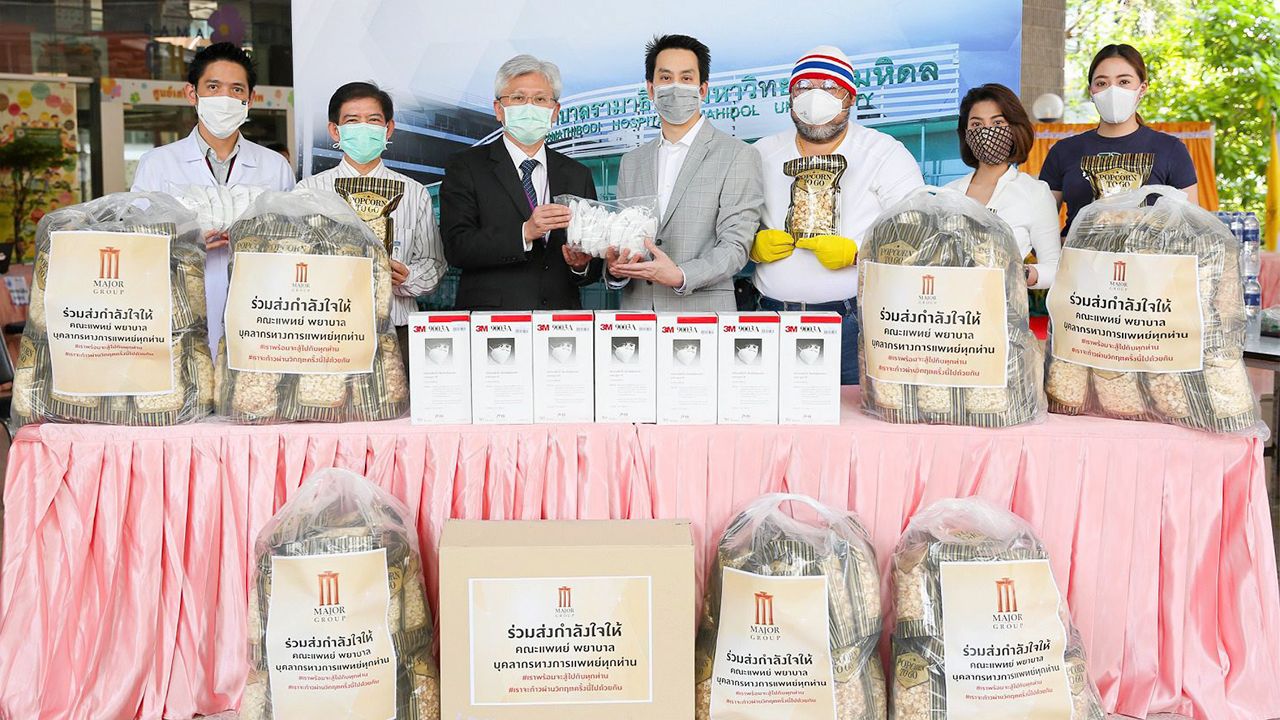 น้ำใจคนไทย ปิ่นกมล มาลีนนท์ ผู้บริหารสถานีโทรทัศน์ไทยทีวีสีช่อง 3 ร่วมด้วย คณะผู้จัด และนักแสดงช่อง 3 ผนึกกำลังจัดเตรียมเครื่องมือและอุปกรณ์ทางการแพทย์ จากน้ำใจคนไทยที่สมทบทุนผ่านมูลนิธิครอบครัวข่าว ในโครงการ “ช่อง 3 เคียงข้างคนไทยฝ่าภัยโควิด-19” เพื่อส่งมอบให้กับ หน่วยแพทย์ พยาบาล โรงพยาบาล ในการนำไปใช้ต่อสู้และรักษาผู้ป่วย ณ อาคารมาลีนนท์ ทาวเวอร์ 2 ถนนพระราม 4 วันก่อน.
