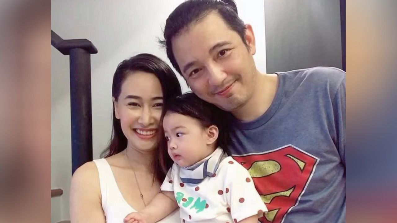 กลบข่าวฉาวๆ ช่วงนี้ รวมทั้งเรื่องหย่าไปได้เลย เมื่อ ติ๊ก–กนิษฐรินทร์ ออกมาประกาศข่าวแบบให้มีลุ้นว่า “เดี๋ยวแม่จะมีน้องให้ วีจิ นะ”...แหม พี่หนุ่ม–ศรราม น้ำยาแรงเหมือนกันเนอะ.