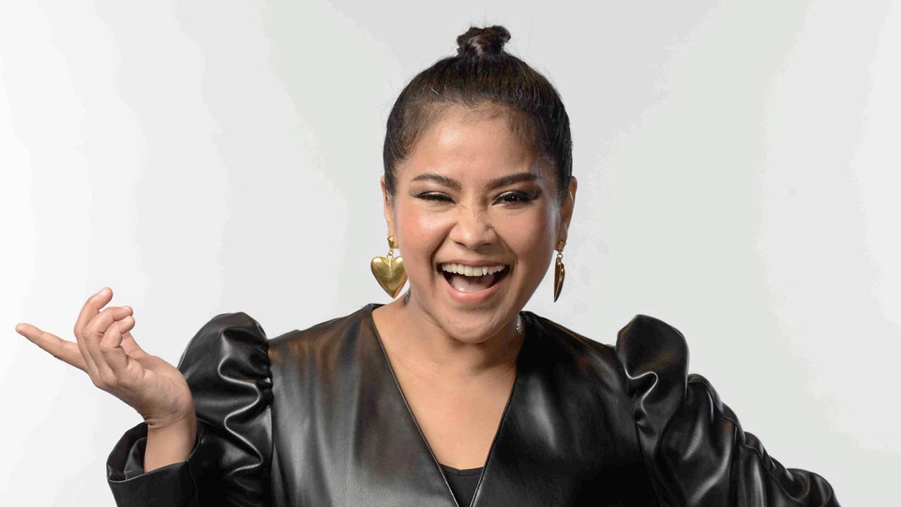 เปิดบ้านเป็นโรงทานเหมาร้านอาหารมาทำข้าวกล่องแจกให้คนที่เดือดร้อนเพราะวิกฤติโควิด-19 ตั๊ก–ศิริพร น้ำตาแทบไหลเมื่อเห็นคนที่มาต่อแถว รอนานจนเป็นลม...คนไทยต้องไม่ทิ้งกัน.