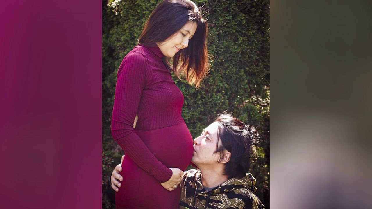 ข่าวดีนี้ข้ามซีกโลกมาเลย เมื่อ เจนนิเฟอร์ โปลิตานนท์ ที่ไปเปิดร้านอาหารอยู่ที่อเมริกากับสามี อั๋น–ศราวุธ โพสต์ว่า มีลูกคนที่สามแล้วจะคลอดเดือนส.ค...น้าๆป้าๆที่เมืองไทยกรี๊ดกร๊าดกันใหญ่.