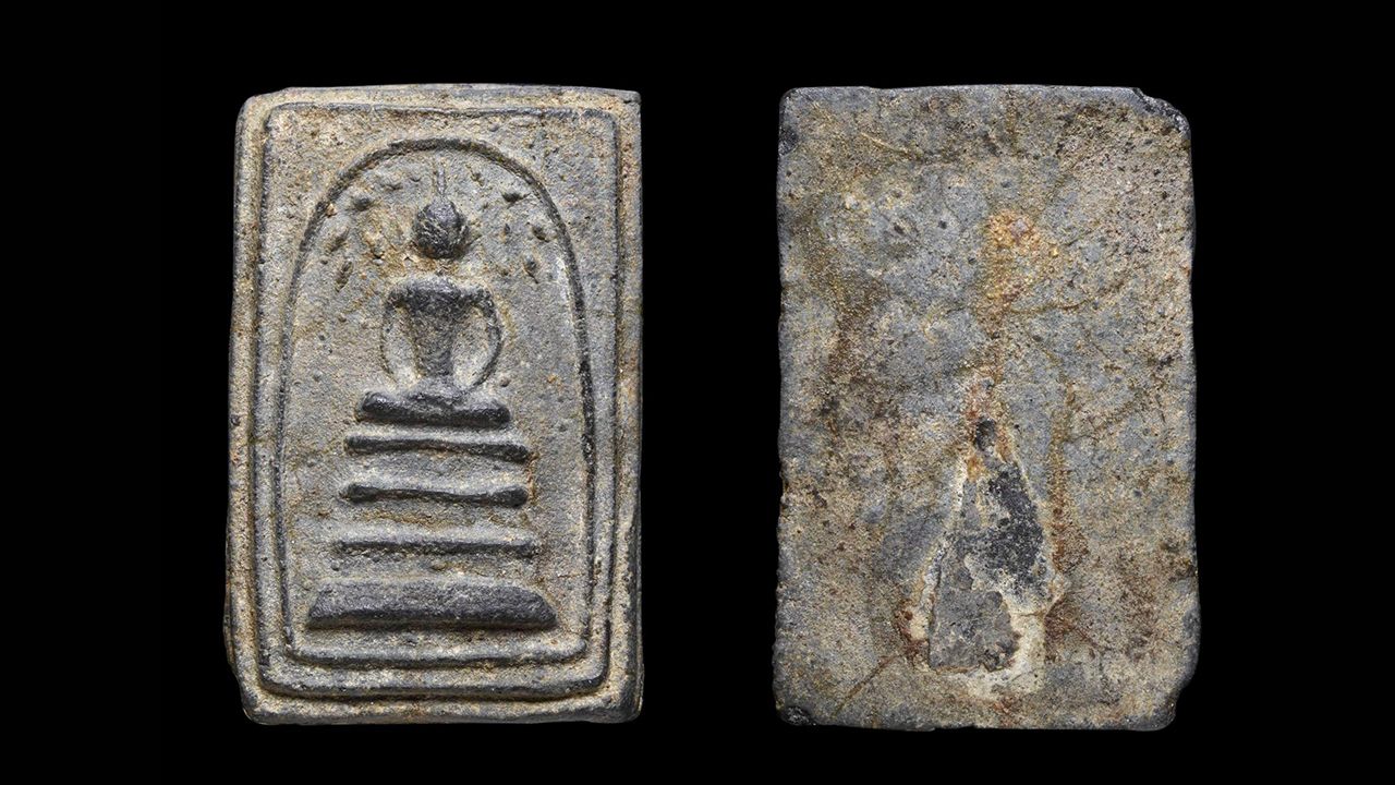 พระสมเด็จปิลันทน์ พิมพ์ปรกโพธิ์ใหญ่ สมเด็จพระพุฒาจารย์ (ม.จ.ทัต เสนีย์วงศ์) ของสุวิทย์ กลีบยี่สุ่น.