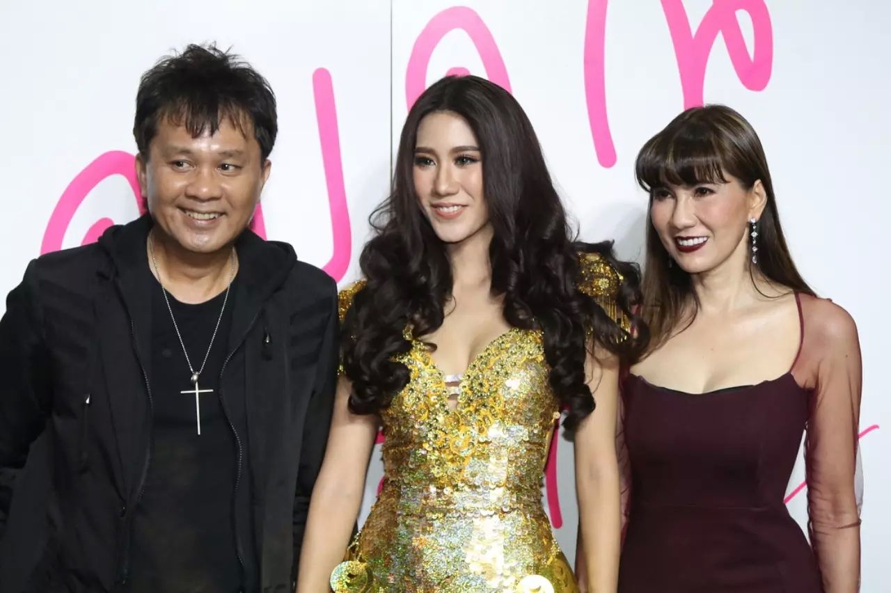 แก้ว-อ๊อด และ เบลล์ ลูกสาว