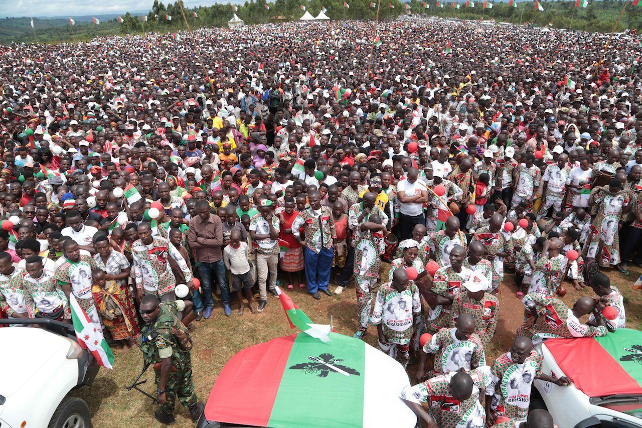 ผู้สนับสนุนพรรครัฐบาลประเทศ บุรุนดี ออกมารวมตัวกันฟังการหาเสียงวันแรก ก่อนจะมีการเลือกตั้งประธานาธิบดีในวันที่ 20 พ.ค.นี้ อนึ่ง บุรุนดีมีรายงานผู้ติดโควิด-19 จำนวน 11 ราย