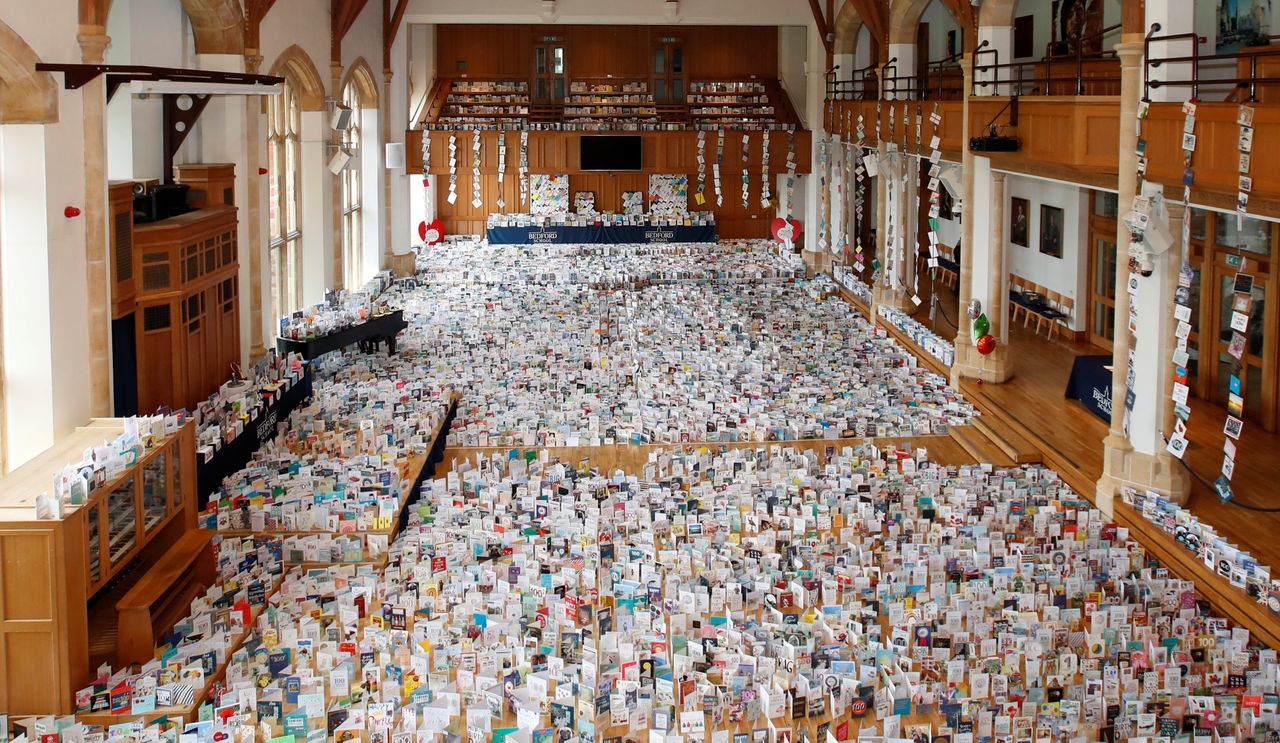 นักเรียนในโรงเรียนในเมืองเบดฟอร์ดมอบการ์ดอวยพรวันเกิดให้แก่คุณทวดทอม มัวร์ เนื่องในวันเกิดอายุ 100 ปั