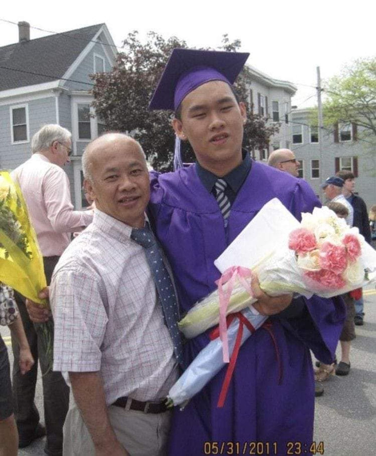 คุณจ๊อบถ่ายกับคุณพ่อ ขณะเรียนจบ high school 