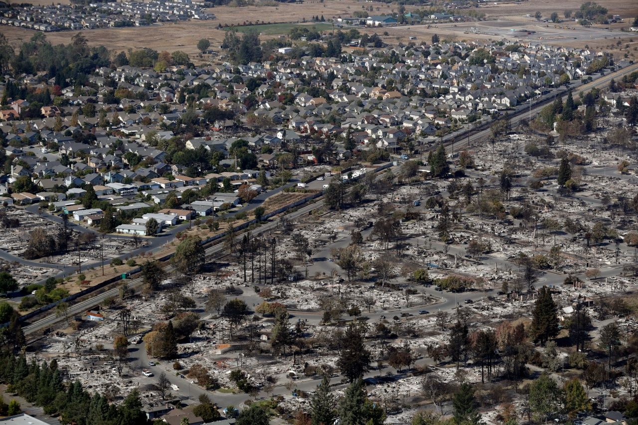 บ้านเรือนจำนวนมากในย่าน คอฟฟี พาร์ค ในเมืองซานตา โรซา ถูกไฟป่าเผาทำลายเป็นจำนวนมาก