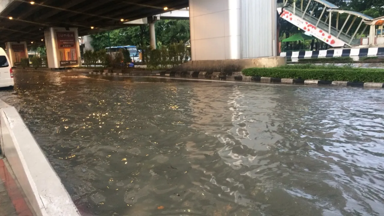 ฝนถล่มกรุงฯ ตลอดคืน ท่วมหนัก ถนนกลายเป็นคลอง รถผ่านไม่ได้