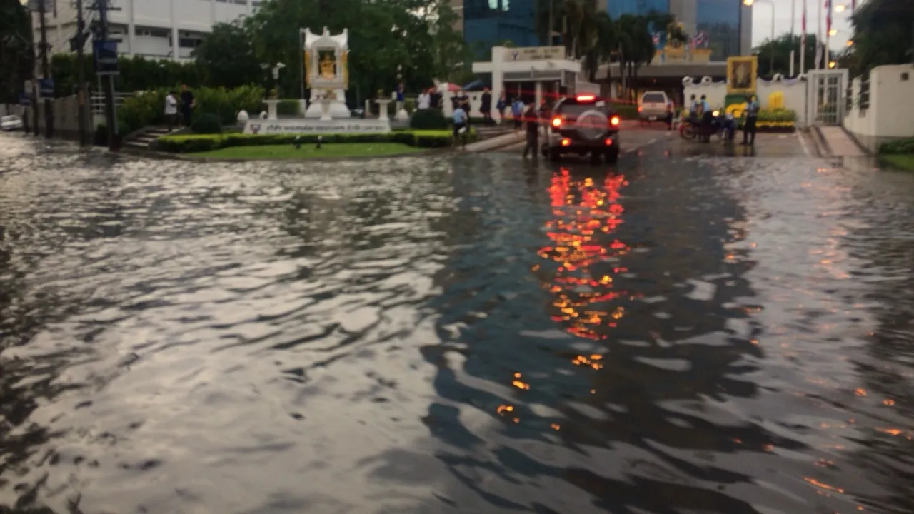 ฝนถล่มกรุงฯ ตลอดคืน ท่วมหนัก ถนนกลายเป็นคลอง รถผ่านไม่ได้