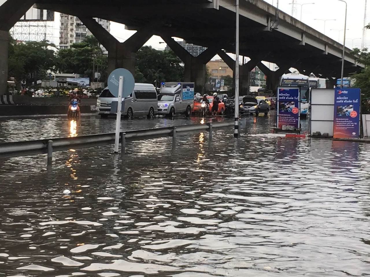 ฝนถล่มกรุงฯ ตลอดคืน ท่วมหนัก ถนนกลายเป็นคลอง รถผ่านไม่ได้