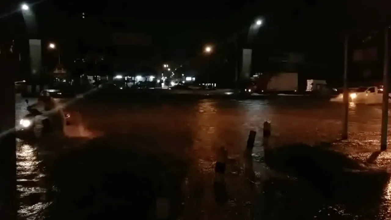 ฝนถล่มกรุงฯ ตลอดคืน ท่วมหนัก ถนนกลายเป็นคลอง รถผ่านไม่ได้