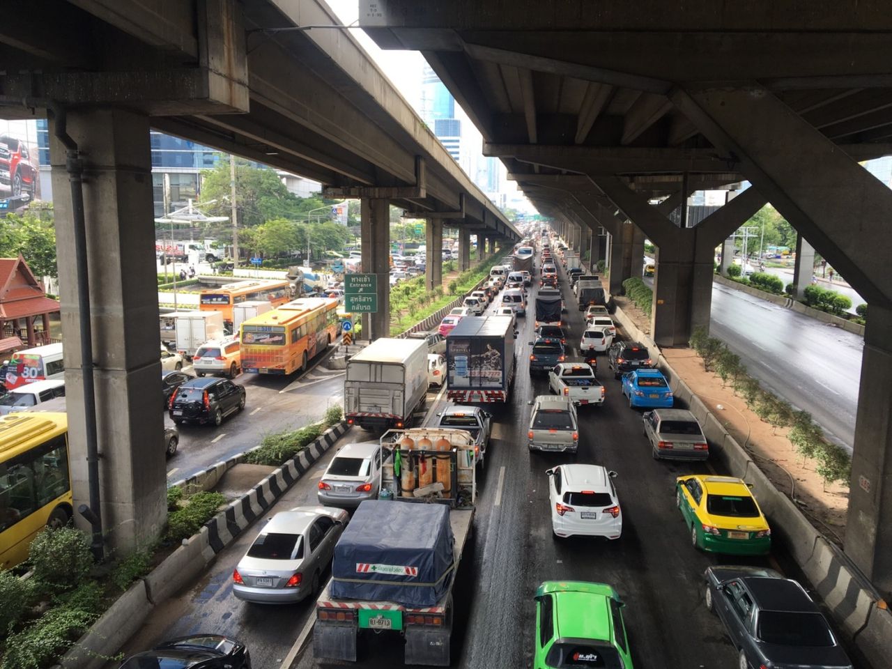 รถติดยาวบนถนนวิภาวดีรังสิต ขาเข้า